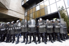 Policisté brání parlament před veterány, kteří měli přijít o dávky.